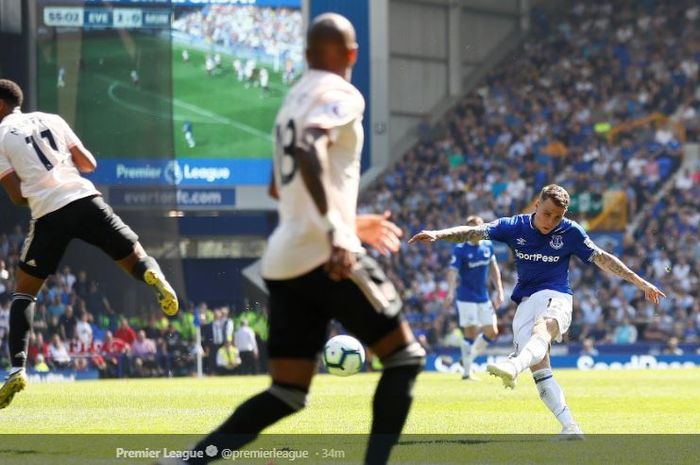 Bek Everton, Lucas Digne, mencetak gol dalam laga pekan ke-35 Liga Inggris kontra Manchester United di Goodison Park, 21 April 2019.