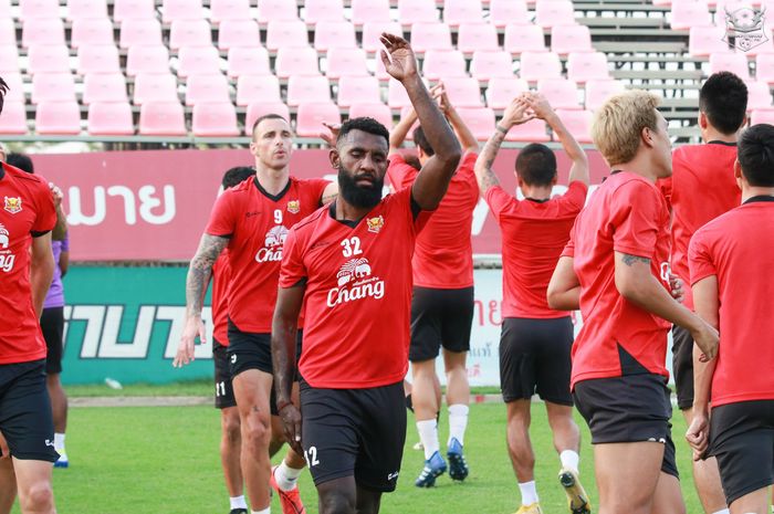 Bek Sukhothai FC, Yanto Basna dalam sebuah sesi latihan pada 17 April 2019.