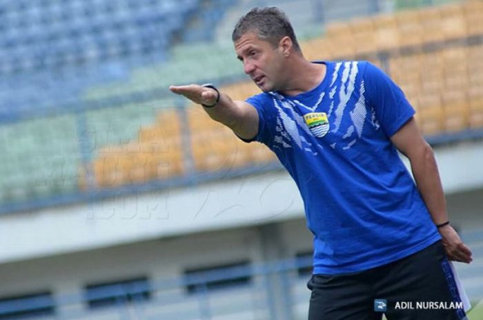 Pelatih Persib Bandung Miljan Radovic tak percaya statistik. 