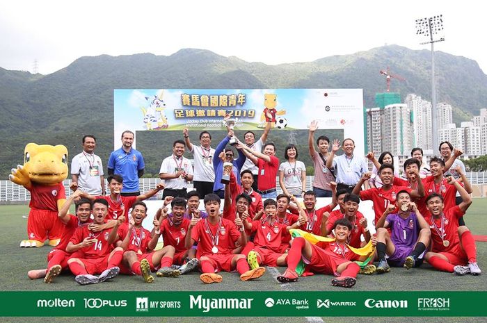 Timnas U-18 Myanmar saat merayakan gelar juara Hongkong Invitation Competition U-18 pada 17-22 April 2019