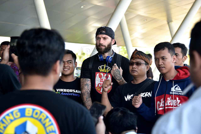 Skuat Persib Bandung disambut bobotoh yang tergabung dalam Viking Borneo setelah tiba di Bandara Internasional Aji Pangeran Tumenggung Pranoto, Samarinda,  Senin (22/4/2019) pukul 15.55 WITA. 