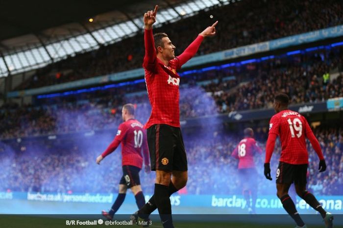 Penyerang Manchester United, Robin van Persie, melakukan selebrasi.