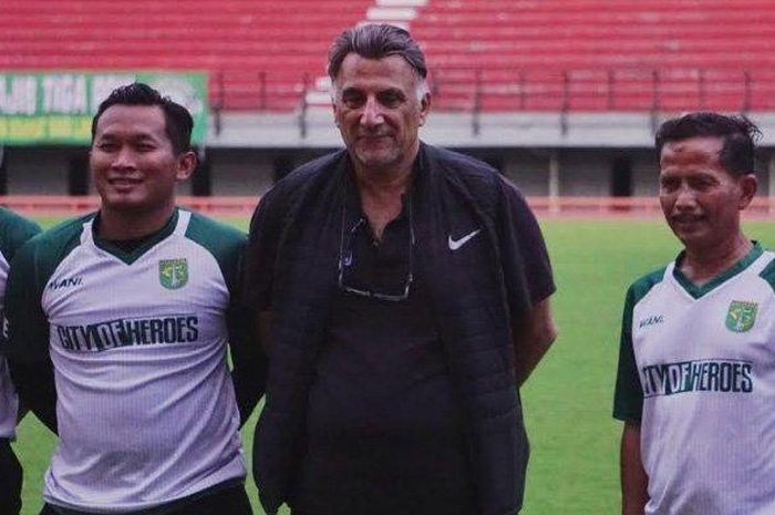 Instruktur AFC, Bader Ahmad (tengah), bersama pelatih Persebaya Surabaya, Djadjang Nurdjaman (kanan), dan pelatih fisik Persebaya, Rudy Eka Priyambada (kiri), saat memantau latihan tim pada 21 April 2019 untuk persiapan melawan Madura United di babak delapan besar Piala Indonesia 2018.