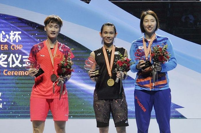 (ki-ka) Chen Yufei (China), Tai Tzu Ying (Taiwan), Sung Ji-hyun (Korea Selatan) pada podium Kejuaraan Asia 2018, (29/4/2019),di Wuhan, China.