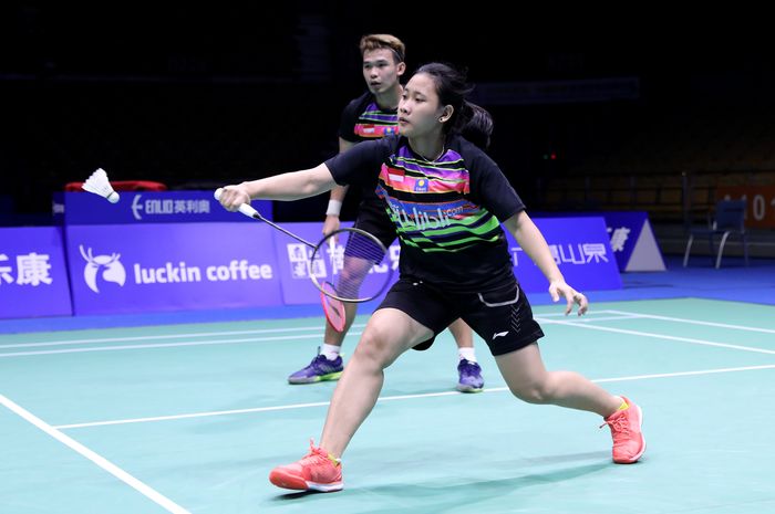 Pasangan ganda campuran Indonesia, Rinov Rivaldy/Pitha Haningtyas Mentari, mengembalikan kok ke arah wakil Vietnam, Do Tuan Duc/Pham Nhu Thao, pada babak pertama Kejuaraan Asia 2019 di Wuhan Sports Center Gymnasium, Selasa (23/4/2019).