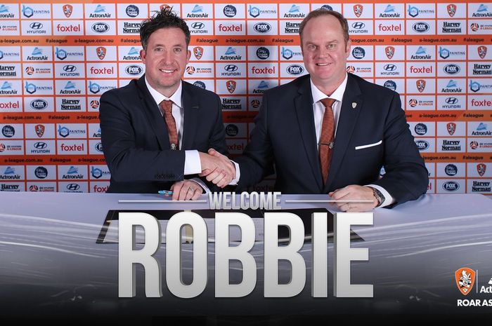 CEO Brisbane Roar, David Pourre berjabat tangan dengan pelatih baru klubnya, Robbie Fowler (kiri) pada 23 April 2019.