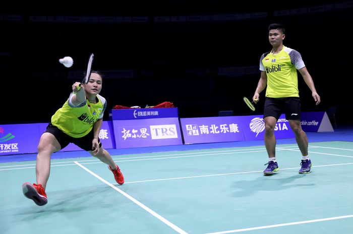 Pasangan ganda campuran Indonesia, Praveen Jordan/Melati Daeva Oktavianto, mengembalikan kok ke arah  Rohan Kapoor/Kuhoo Garg  (India) pada babak pertama Kejuaraan Asia 2019 yang berlangsung di Wuhan Sports Center Gymnasium, Selasa (23/4/2019).