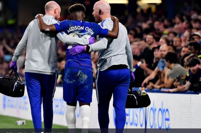 Penyerang sayap muda Chelsea, Callum Hudson-Odoi, haru dibopong keluar lapangan usai mengalami cedera achiless saat Chelsea bermain imbang 2-2 melawan Burnley, Senin (22/4/2019).