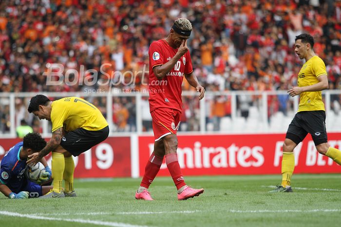 Pemain Persija Jakarta, Bruno Matos gagal menjebol gawang Ceres Negros pada laga penyisihan Grup G AFC CUP di Stadion Utama Gelora Bung Karno, Senayan, Jakarta,  Selasa (23/4/2019) dalam laga tersebut persija harus mengakui kekalahannya melawan Ceres dengan skor 2-3. Warta Kota/Feri Setiawan