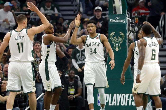 Tim Milwaukee Bucks melakukan selebrasi pada laga babak kesatu playoffs NBA 2019 Wilayah Timur melawan Detroit Pistons.