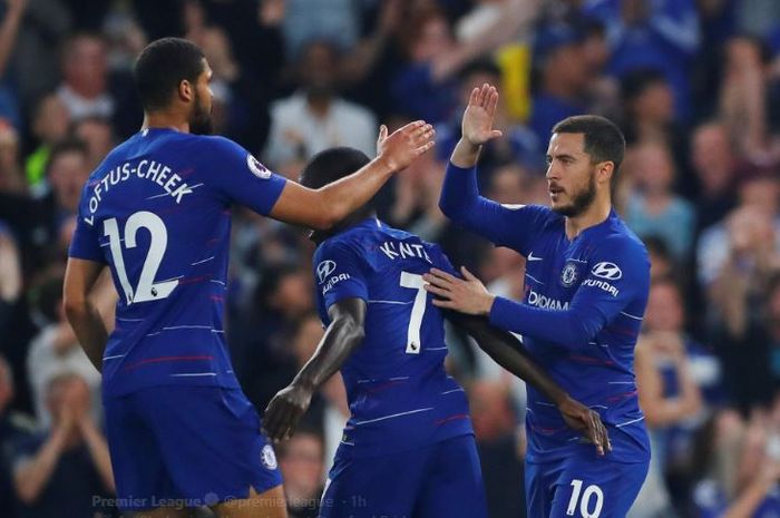 Para pemain Chelsea, Ruben Loftus-Cheek, N'Golo Kante, dan Eden Hazard, merayakan gol yang dicetak ke gawang Burnley dalam laga Liga Inggris di Stadion Stamford Bridge, 22 April 2019.