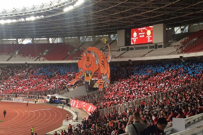 Koreografi yang ditunjukkan oleh The Jak Mania dalam laga Piala AFC 2019, Persija vs Ceres Negros, di SUGBK, Jakarta, Selasa (23/4/2019) sore WIB.