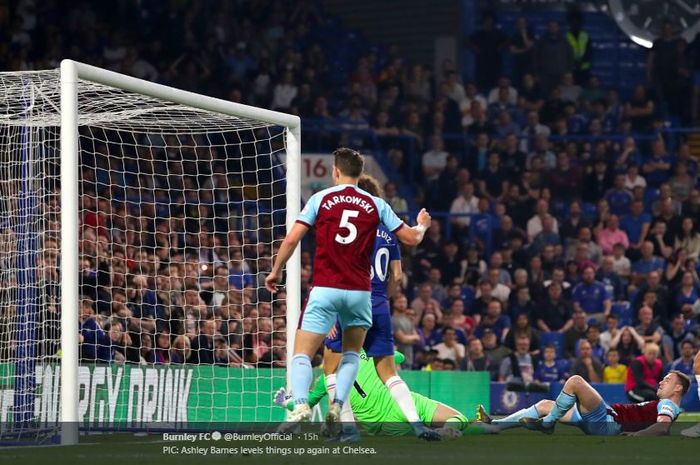 Pemain Burnley, Ashley Barnes, mencetak gol dalam laga pekan ke-35 Liga Inggris kontra Chelsea di Stadion Stamford Bridge, 22 April 2019.