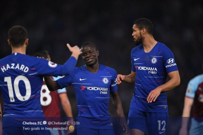 Gelandang Chelsea, N'Golo Kante (tengah), merayakan gol yang dicetak ke gawang Burnley dalam laga Liga Inggris di Stadion Stamford Bridge, 22 April 2019.