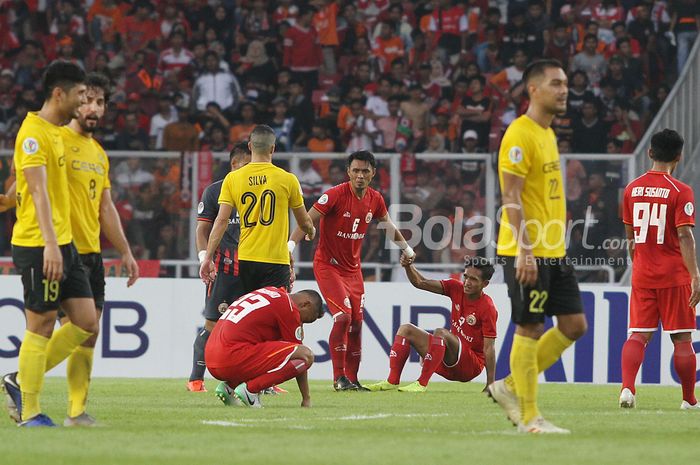 Pemain Persija Jakarta usai bermain melawan Ceres Negros FC pada laga penyisihan Grup G AFC CUP di Stadion Utama Gelora Bung Karno, Senayan, Jakarta,  Selasa (23/4/2019) dalam laga tersebut persija harus mengakui kekalahannya melawan Ceres dengan skor 2-3. 