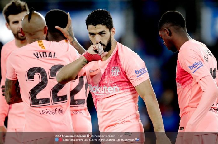 Penyerang Barcelona, Luis Suarez, merayakan gol yang dicetak ke gawang Deportivo Alaves dalam laga Liga Spanyol di Estadio de Mendizorroza, Selasa (23/4/2019).