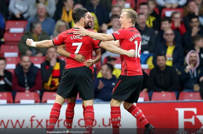 Striker Southampton, Shane Long (kiri), merayakan gol yang dicetak ke gawang Watford dalam laga Liga Inggris di Stadion Vicarage Road, Selasa (23/4/2019).