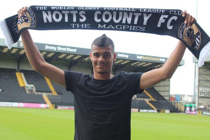 Bek asal Togo Mawouna Amevor saat diperkenalkan oleh Notts County FC.