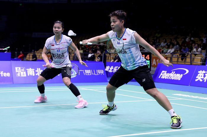 Pasangan ganda putri Indonesia, Greysia Polii/Apriyani Rahayu, saat bertanding melawan Li Wenmei/Zheng Yu (China) pada babak kesatu Kejuaraan Asia 2019 di Wuhan Sports Center, Wuhan, China, Rabu (24/4/2019).