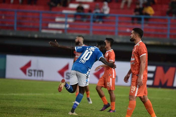 Striker Persib Bandung Ezechiel N'Doaussel selebrasi gol di antara sejumlah pemain Borneo FC dalam leg 1 babak 8 besar Piala Indonesia 2018-2019 di Stadion Segiri, Samarinda, Rabu (24/4/2019) sore WIB.