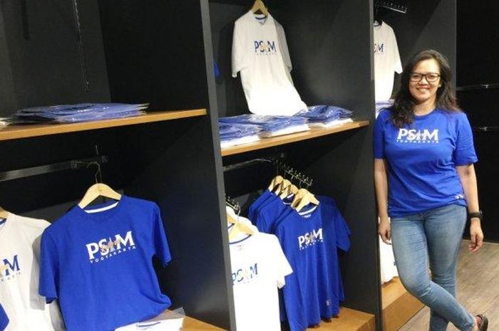 Tampilan gerai penjualan resmi merchandise milik PSIM Yogyakarta.