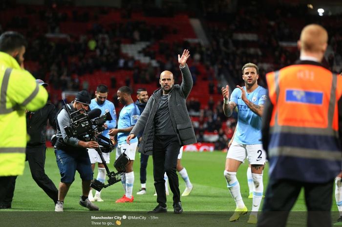 Pelatih Manchester City, Pep Guardiola, melambaikan tangan seusai laga Liga Inggris melawan Manchester United di Stadion Old Trafford, Rabu (24/4/2019).