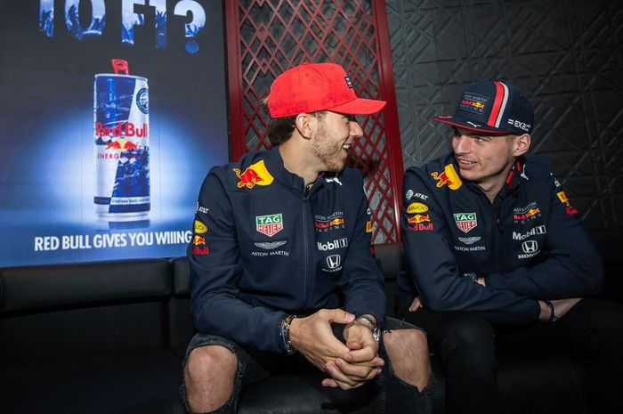 Dua pembalap F1 dari tim Red Bull musim ini, Max Verstappen (kanan) dan Pierre Gasly (kiri) tengah berbincang