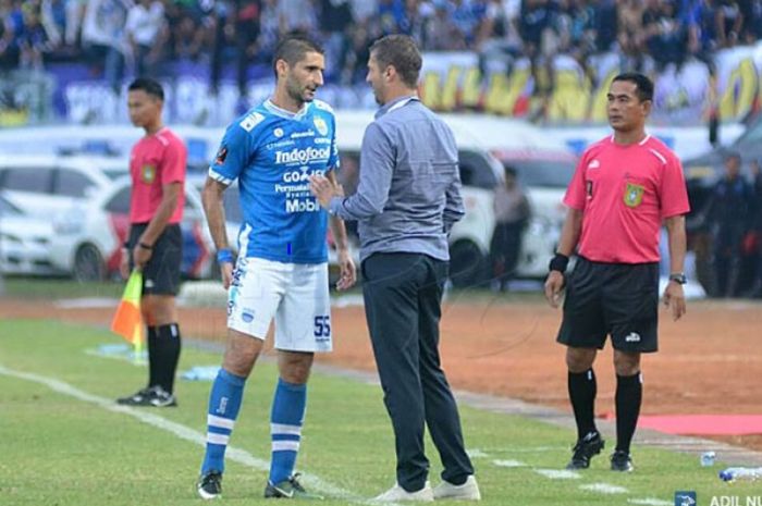 Srdjan Lopicic menyimak instruksi Miljan Radovic ketika memperkuat Persib Bandung.