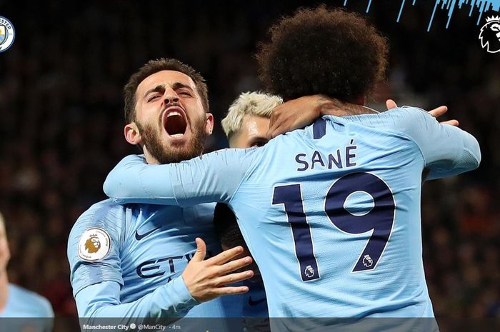 Penyerang Manchester City, Leroy Sane (kanan), merayakan gol yang dicetak ke gawang Manchester United dalam laga Liga Inggris di Stadion Old Trafford, Rabu (24/4/2019).