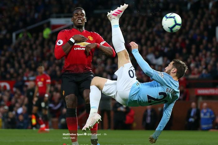 Paul Pogba (kiri) dan Bernardo Silva beraksi dalam partai Manchester United vs Manchester City, 24 April 2019.