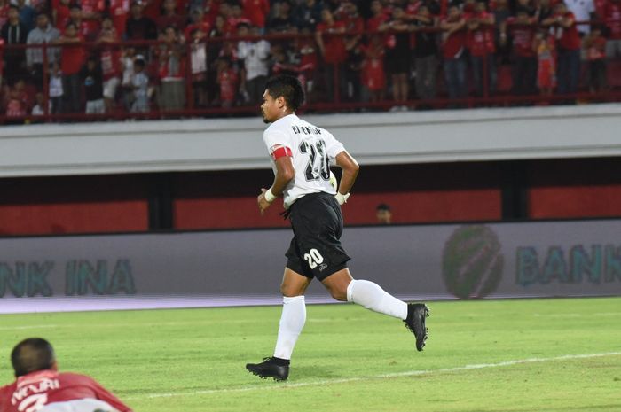 Penyerang Persija Jakarta, Bambang Pamungkas, mencetak gol ke gawang Bali United