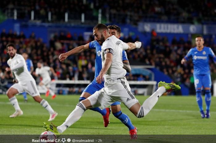 Striker Real Madrid, Karim Benzema, beraksi dalam laga Liga Spanyol melawan Getafe di Stadion Coliseum Alfonso Perez, Kamis (25/4/2019).