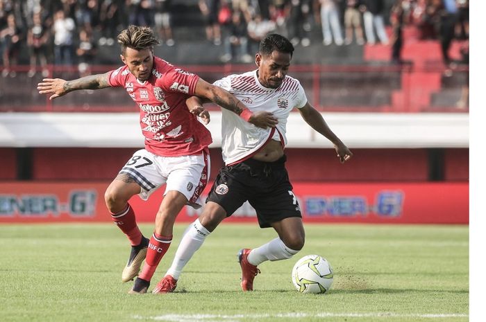 Bintang Bali United Stefano Lilipaly (kiri) berebut bola dengan pemain Persija Jakarta Ramdani Lestaluhu dalam leg 1 babak 8 besar Piala Indonesia di Stadion Kapten I Wayan Dipta, Gianyar, Bali, Jumat (26/4/2019) sore WIB. 