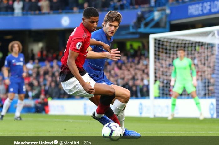 Duel Marcus Rashford dan Marcos Alonso pada pertemuan pertama laga Liga Inggris musim 2018-2019 di Stamford Bridge