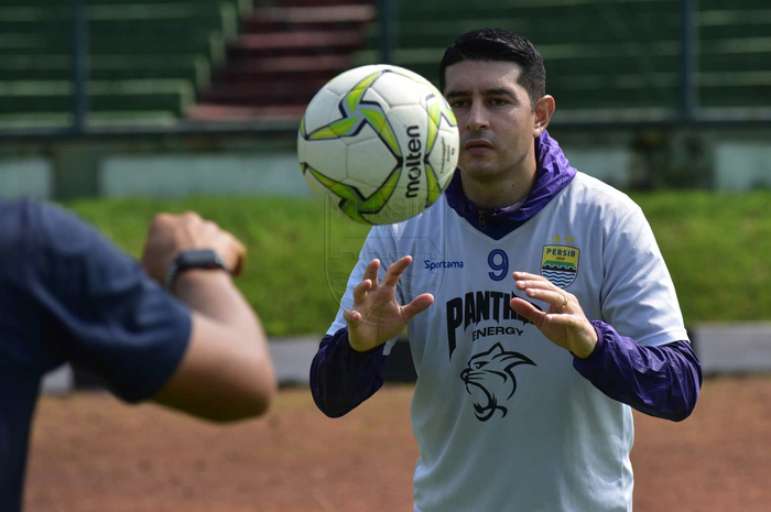 Gelandang naturalisasi asal Argentina, Esteban Vizcarra mulai bergabung dalam sesi latihan Persib.