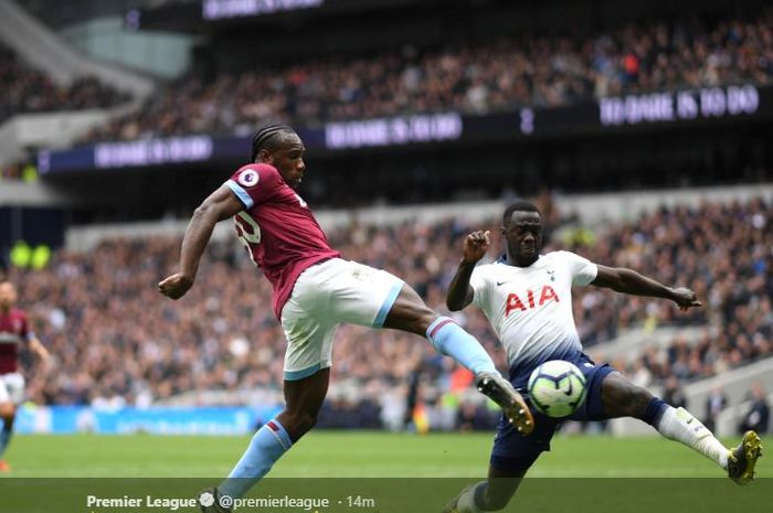 Penyerang West Ham United, Michail Antonio, berhadapan dengan bek Tottenham Hotspur, Davinson Sanchez pada laga pekan ke-36 Liga Inggris di Tottenham Hotspur Stadium, 27 April 2019.