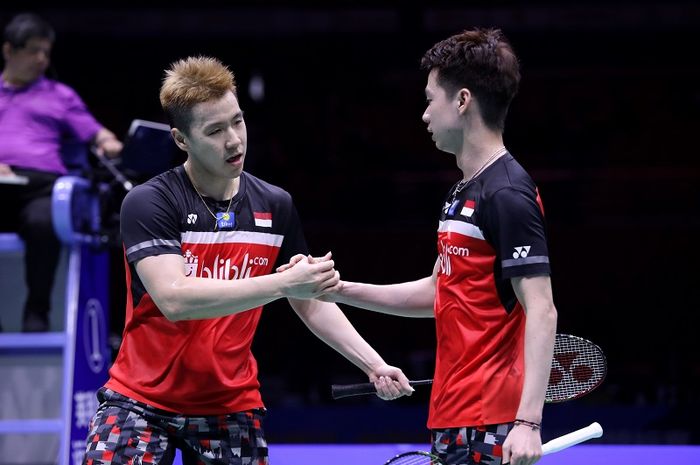 Pasangan ganda putra Indonesia, Marcus Fernaldi Gideon/Kevin Sanjaya Sukamuljo, bersalaman setelah memastikan diri ke final Kejuaraan Asia 2019 di Wuhan Sports Center Gymnasium, China, Sabtu (27/4/2019).