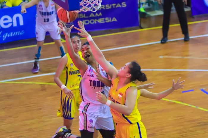 Pertandingan babak semifinal Srikandi Cup 2018-2019 antara Merpati Bali dan Tanago Friesian Jakarta di GOR Ki Bagoes Hadikoesoemo, Universitas Islam Indonesia, Yogyakarta, Jumat (26/4/2019).