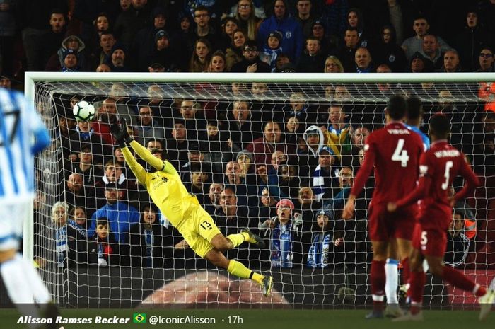 Aksi Alisson Becker menggagalkan tendangan Juninho Bacuna saat Liverpool menghadapi Huddersfield Town