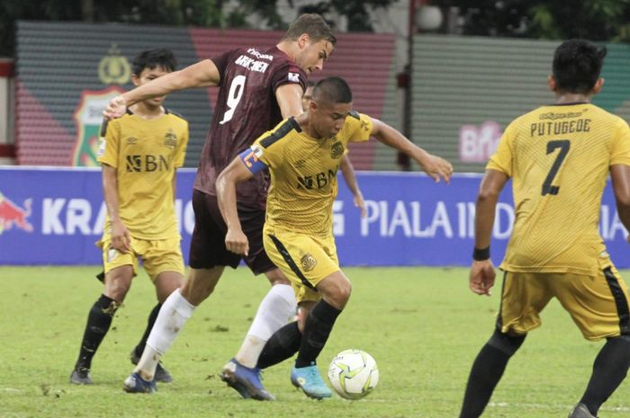 Kapten Bhayangkara FC, Indra Kahfi Ardhiyaksa, berduel dengan striker PSM Makassar, Eero Markkanen di babak perempat final Piala Indonesia, Sabtu (27/4/2019).