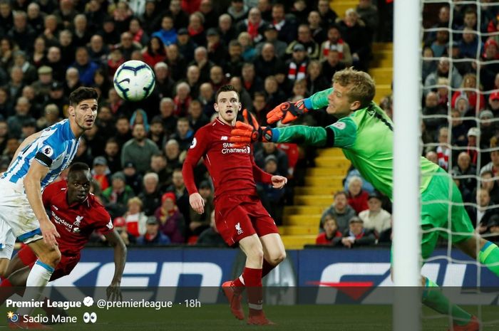 Sundulan Sadio Mane saat membobol gawang Huddersfield Town di Anfield, Jumat (26/4/2019)