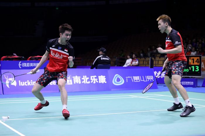 Pasangan ganda putra Indonesia, Marcus Fernaldi Gideon/Kevin Sanjaya Sukamuljo, bereaksi setelah memastikan diri ke semifinal Kejuaraan Asia 2019 di Wuhan Sports Center Gymnasium, Jumat (26/4/2019).