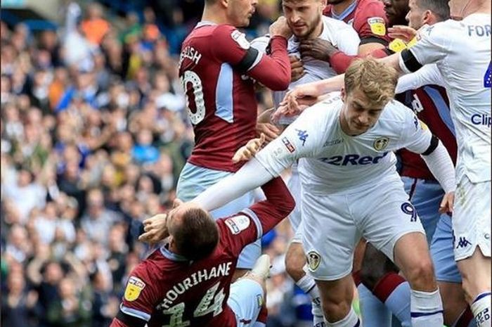 Baku hantam pemain Aston Villa dan Leeds United