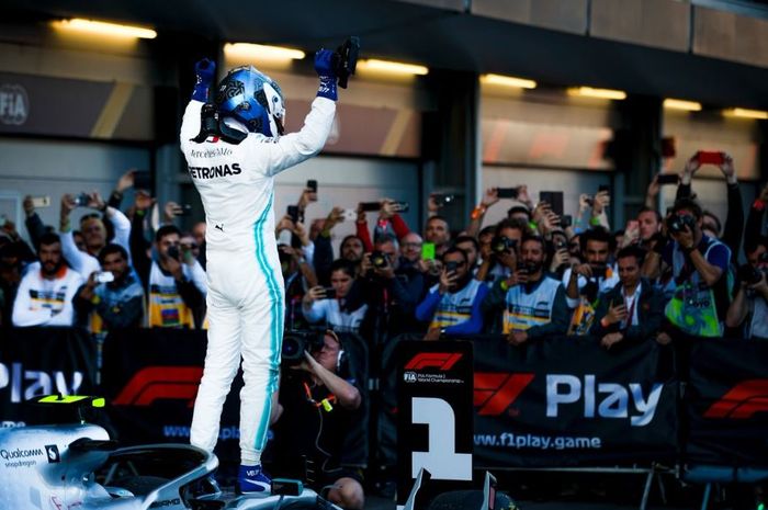 Pembalap tim Mercedes, Valtteri Bottas lakukan selebrasi usai menangi F1 GP Azerbaijan 2019, Minggu (28/4/2019)