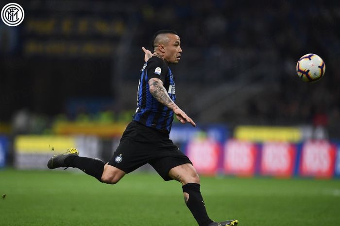 Aksi Radja Nainggolan saat melakukan tembakan dari luar kotak penalti yang berbuah gol pada laga Derby d'Italia di Stadion Giuseppe Meazza, Sabtu (28/4/2019) dini hari WIB