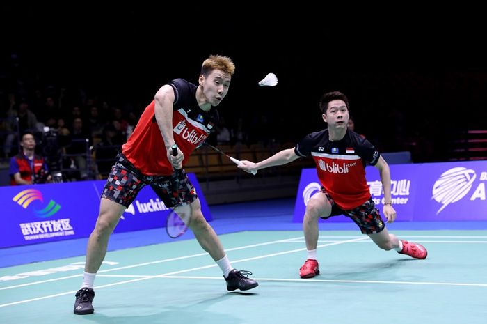 Pasangan ganda putra Indonesia, Marcus Fernaldi Gideon/Kevin Sanjaya Sukamuljo, mengembalikan kok ke arah Takeshi Kamura/Keigo Sonoda (Jepang) pada babak semifinal Kejuaraan Asia 2019 di Wuhan Sports Center Gymnasium, Sabtu (27/4/2019).