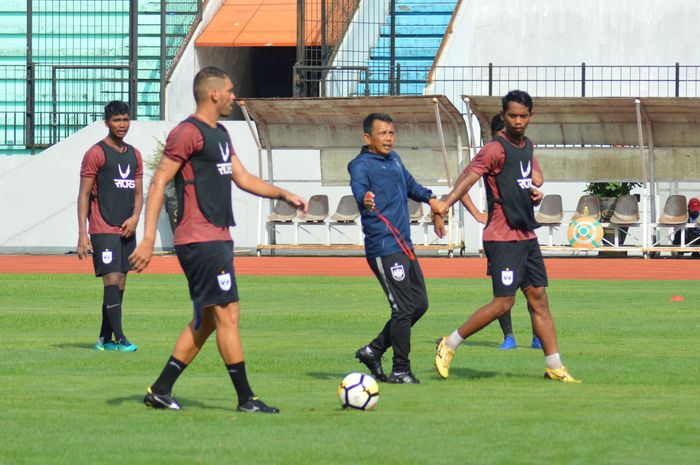 Jafri Sastra saat memimpil latihan PSIS Semarang.