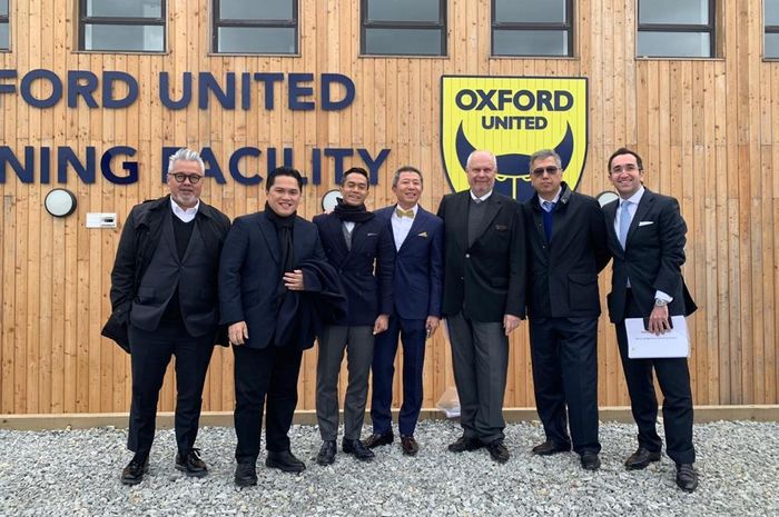 Dua pengusaha Indonesia, Erick Thohir dan Anindya Bakrie (dua dan tiga dari kiri) bersama para petinggi Oxford United FC di depan Stadion Kassam.