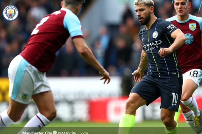 Aksi striker Manchester City, Sergio Aguero, dalam pertandingan melawan Burnley di Stadion Turf Moor, 28 April 2019.