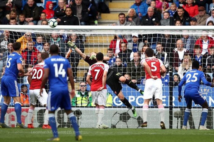 Kiper Arsenal, Bernd Leno, melakukan penyelamatan dalam laga pekan ke-36 Liga Inggris kontra Leicester City di King Power Stadium, 28 April 2019.